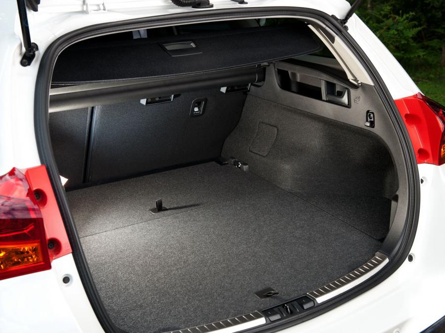  Toyota Auris Touring Sports Hybrid 2013 года  (UK) (фото 18 из 25)